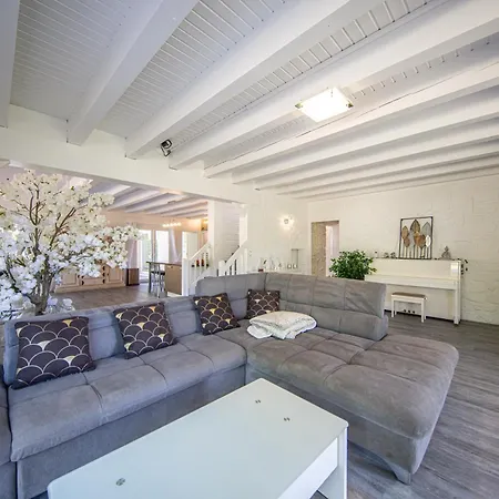 Zenitude - Indoor Pool & Jacuzzi