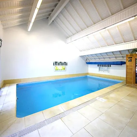 Zenitude - Indoor Pool & Jacuzzi Jezainville